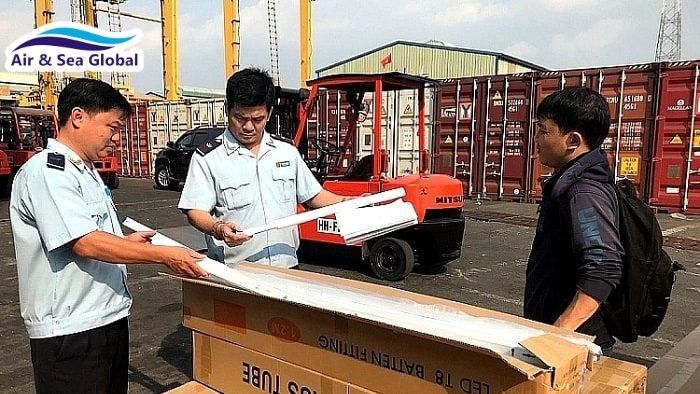 Cán bộ hải quan kiểm tra thực tế hàng hóa tại bãi container