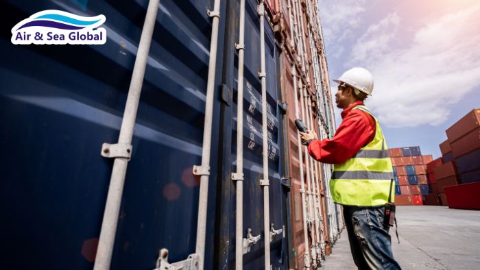 Nhân viên OPS làm việc tại cảng