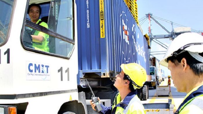 Nhân viên điều phối vận tải làm việc