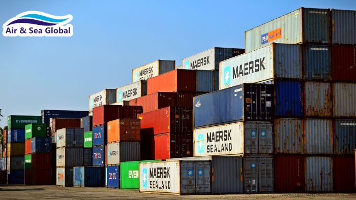 Cảng container chứa hàng hóa khi sale logistics làm việc