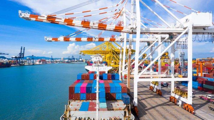 container-ship-global-business-freight-import-expo-JKPYCA4